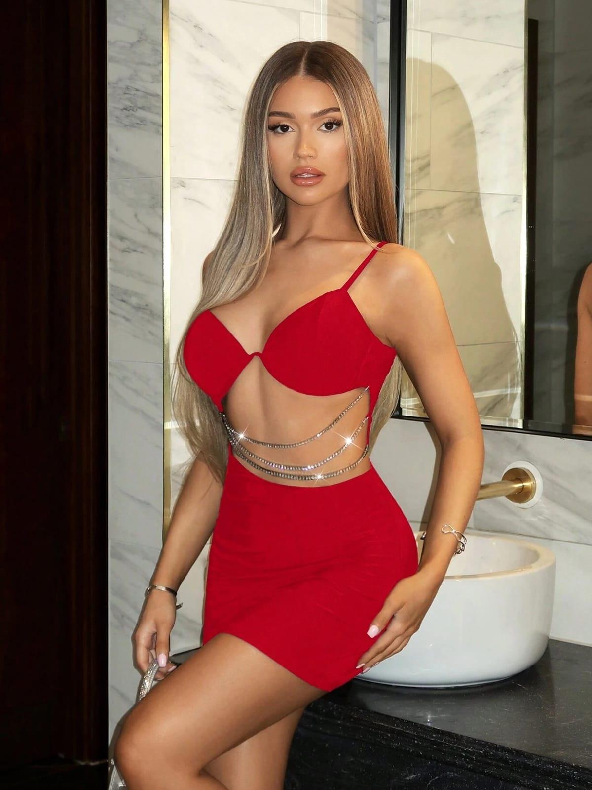 Aria`s Closet Zincir Detaylı Göğüs Dekolteli Kırmızı Mini Club Elbisesi Aria`s Closet Zincir Detaylı Göğüs Dekolteli Kırmızı Mini Club Elbisesi